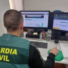 Imagen de un agente de la Guardia Civil en la investigación de los hechos.