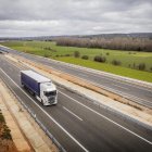 Camión conduciendo por una autovía.
