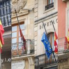Banderas a media asta en los edificios institucionales de Soria.
