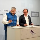 Alfredo Cabrerizo y Benito Serrano en la firma del convenio entre Río Duero y Diputación.