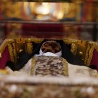 Cuerpo de Santa Teresa de Jesús expuesto en una urna en la Basílica de la Anunciación de Nuestra Señora del Carmen en Alba de Tormes (Salamanca).