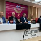 De izda a dcha, Delgado, Del Caño, Moreno, Serrato y García presentan los beneficios del delantal solidario de Soria.