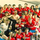Los jugadores del filial rojillo celebran el pase a la final en la eliminatoria por el ascenso a Tercera.