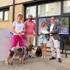 De izda a dcha Marcén, Andrés, Poza y Serrano junto a los perros Lea y Saturio tras la firma del convenio.