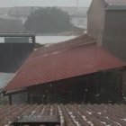 Granizo rebotando en un tejado en Almenar.
