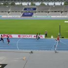 Pineda cruza la línea de meta destacado en primera posición.