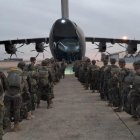 Paracaidistas listos para subir a un avión en unas maniobras.