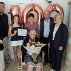 Trinidad García rodeada por los suyos en su centenario en Matamala de Almazán.