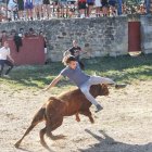 Un joven es lanzado por los aires por uno de los toros del Lavalenguas.