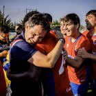 José Luis González se abraza a Godson en la celebración del ascenso a Tercera.