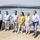 La consejera María González, junto a las autoridades locales, en la balsa del regadío.