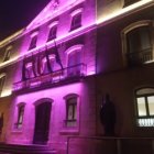 Fachada de la Diputación iluminada contra el cáncer de mama