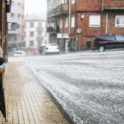 Agua y granizo bajando con fuerza en la calle Morales Contreras.