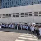 Concentración de médicos este viernes en el Hospital.