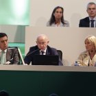 Carlos Martínez, Domingo Barca y Blanca García durante la asamblea.