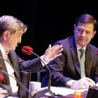 Federico Jiménez Losantos y Alfonso Fernández Mañueco, en 'La Mañana de Federico' de EsRadio desde el Teatro Zorrilla de Valladolid.