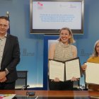 La vicepresidenta de la Junta de Castilla y León y consejera de Familia, Isabel Blanco, firma un protocolo de colaboración con la Federación de Personas Sordas
