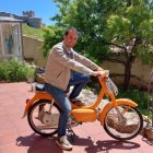 Enrique Rubio, con su Vespa y, al fondo, el Castillo de Berlanga.