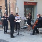 Interpretación de una de las piezas en la calle Numancia.