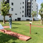 La concejala Ana Alegre visita el minigolf de Los Royales.