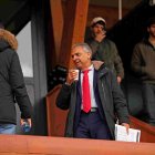 Moisés Israel en el palco de Los Pajaritos en la temporada en Segunda B.