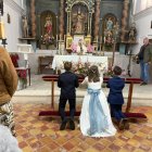 Niños tomando la primera comunión en uno de los pueblos.