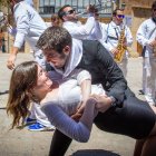 Dos personas bailando en fiestas de San Juan.