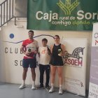 Dos de los ganadores del torneo con uno de los representantes de Asoem Soria.