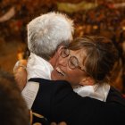 Asunción Jiménez abraza a Ángel Hernández tras culminar el Pregón de las fiestas de San Juan 2025.