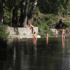 Personas bañándose en el Duero.