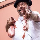 Subastador en plena subasta de una pieza.