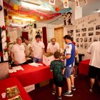 Los vecinos acuden a las cuadrillas a por su tajada cruda.