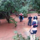 Los bomberos de Diputación rescatan a dos personas atrapadas tras la tormenta en Caracena.