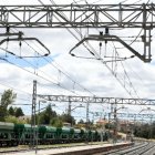 Catenaria en las vías de tren.