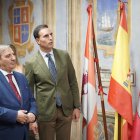 El consejero de Movilidad y Transformación Digital, José Luis Sanz Merino, firma junto al alcalde de Medina del Campo, Guzmán Gómez Alonso, el protocolo para el impulso de las infraestructuras de transporte y logística en la localidad.