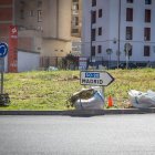 Sacos con estramonio ya retirado este lunes en la rotonda de la estación de autobuses.