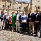 El presidente de la Junta, Alfonso Fernández Mañueco, participa en la presentación del vehículo con el que Jesús Calleja participará en la Baja España Aragón 2025.