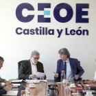 El secretario general del PSOECyL, Carlos Martínez, y el presidente de CEOE CyL, Santiago Aparicio.