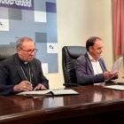 El administrador diocesano de Osma Soria, Abilio Martínez y el presidente de la Diputación, Benito Serrano, firman el convenio.