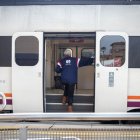 Un viajero sube al tren en Soria.