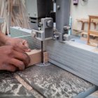 Trabajando la madera en una empresa.