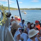 Romería de la Virgen del Carmen con la talla de espaldas.