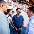 Abel Segovia junto al presidente Patricio de Pedro y el director deportivo Álex Huerta.