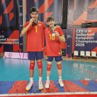 Víctor Chamarro y David Maján, ambos jugadores del Sporting Santo Domingo, con la medalla de subcampeones de Europa en la categoría sub 16.