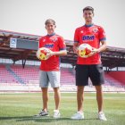 Álex Gil y Héctor Peña en su presentación como numantinos sobre el césped de Los Pajaritos.