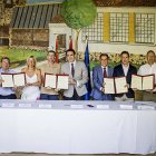 Firma del convenio entre el consejero Juan Carlos Suárez Quiñones con los alcaldes sorianos en Barriomartín.