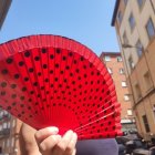 Una joven tira de abanico en la mañana de este sábado en la capital bajo un cielo de sol radiante.