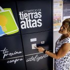 Raquel Soria en una de las taquillas inteligentes.