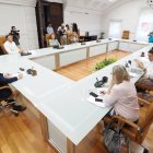 El presidente de la Junta de Castilla y León, Alfonso Fernández Mañueco (i), se reúne con miembros del Ejecutivo autonómico.