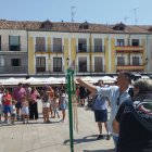 El alcalde, Antonio Pardo, en el disparo de cohetes.